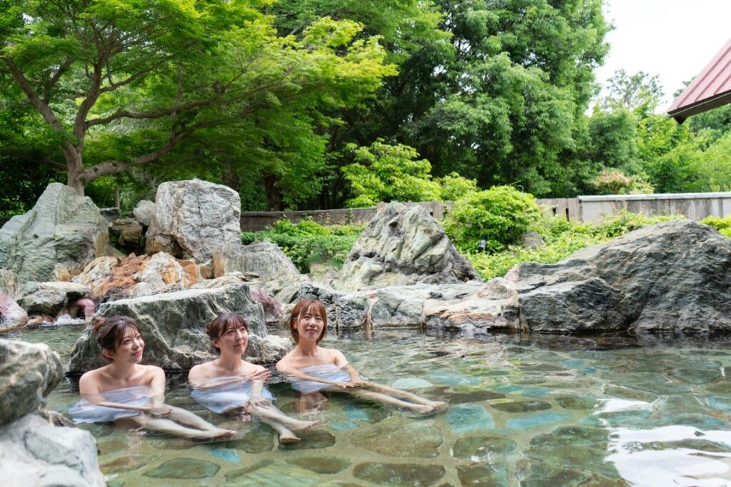 露天風呂に浸かっている写真